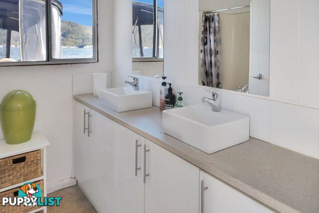 SUMMADAYZE Houseboat Holiday Home on Lake Eildon