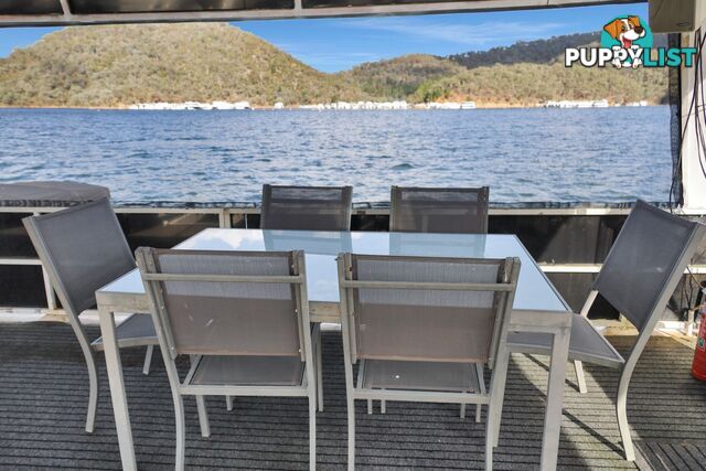 SUMMADAYZE Houseboat Holiday Home on Lake Eildon