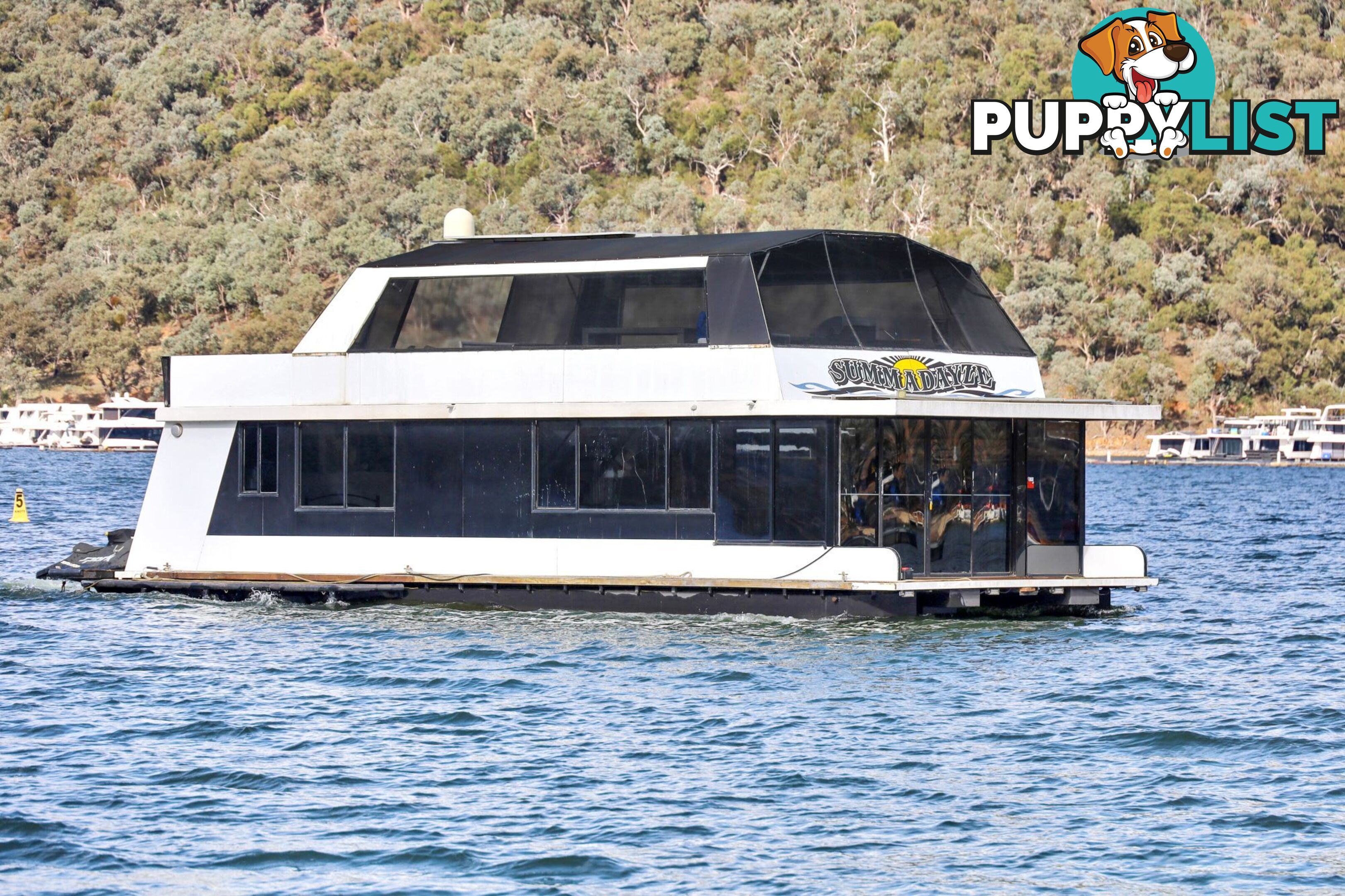 SUMMADAYZE Houseboat Holiday Home on Lake Eildon