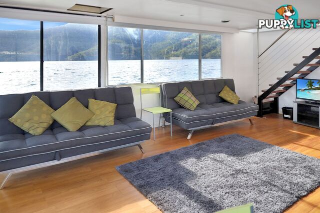 SUMMADAYZE Houseboat Holiday Home on Lake Eildon