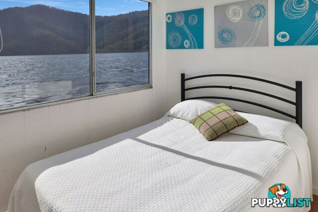 SUMMADAYZE Houseboat Holiday Home on Lake Eildon