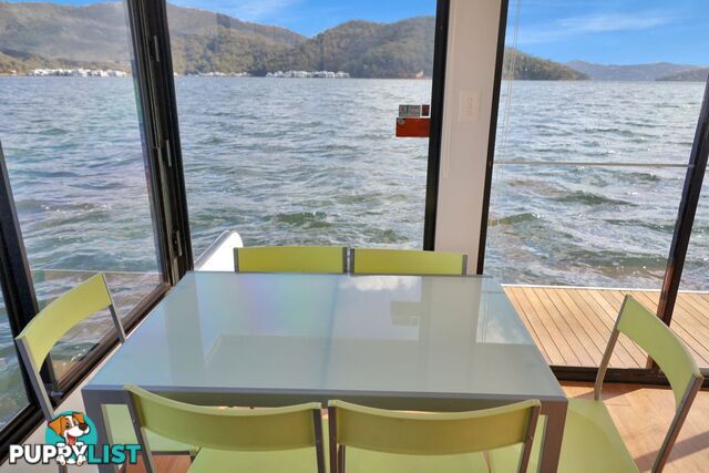 SUMMADAYZE Houseboat Holiday Home on Lake Eildon