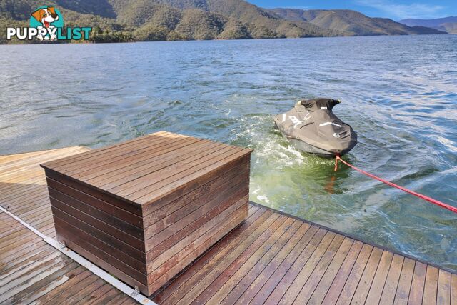 SUMMADAYZE Houseboat Holiday Home on Lake Eildon