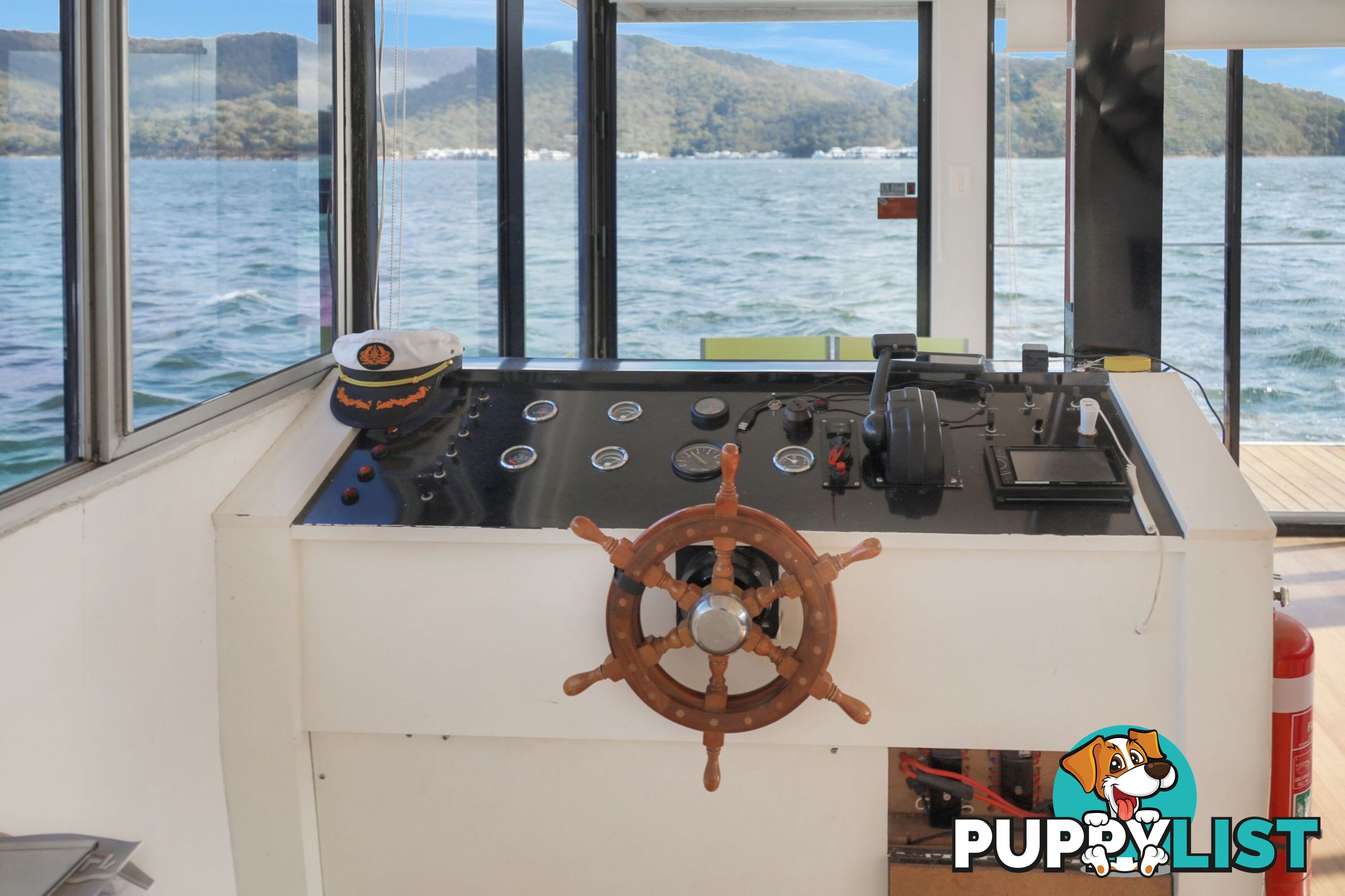 SUMMADAYZE Houseboat Holiday Home on Lake Eildon