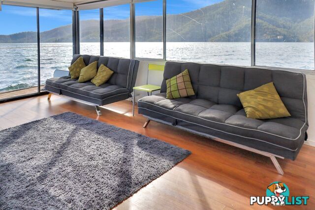 SUMMADAYZE Houseboat Holiday Home on Lake Eildon