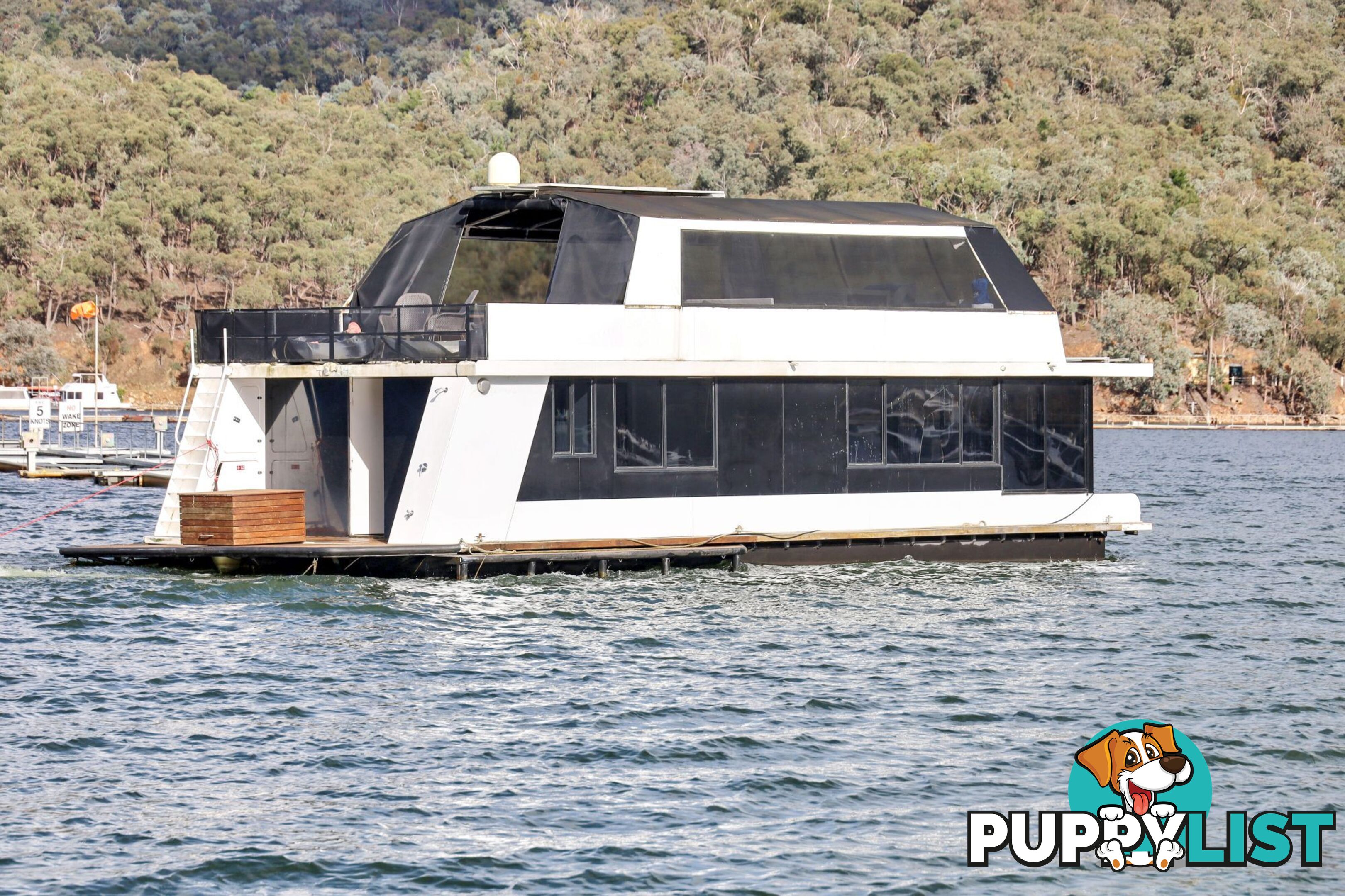 SUMMADAYZE Houseboat Holiday Home on Lake Eildon