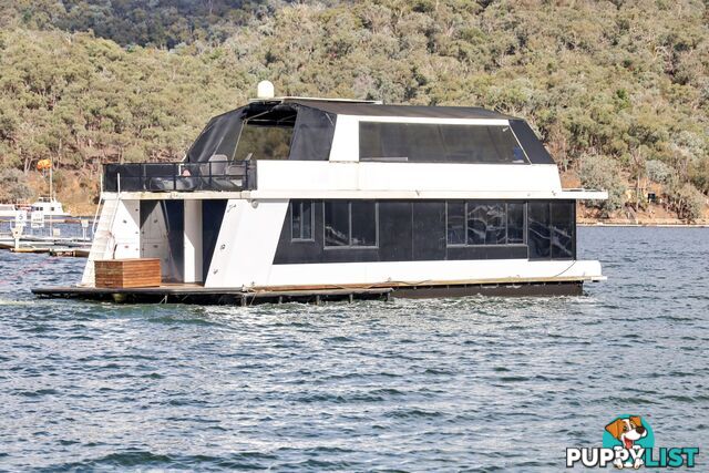 SUMMADAYZE Houseboat Holiday Home on Lake Eildon