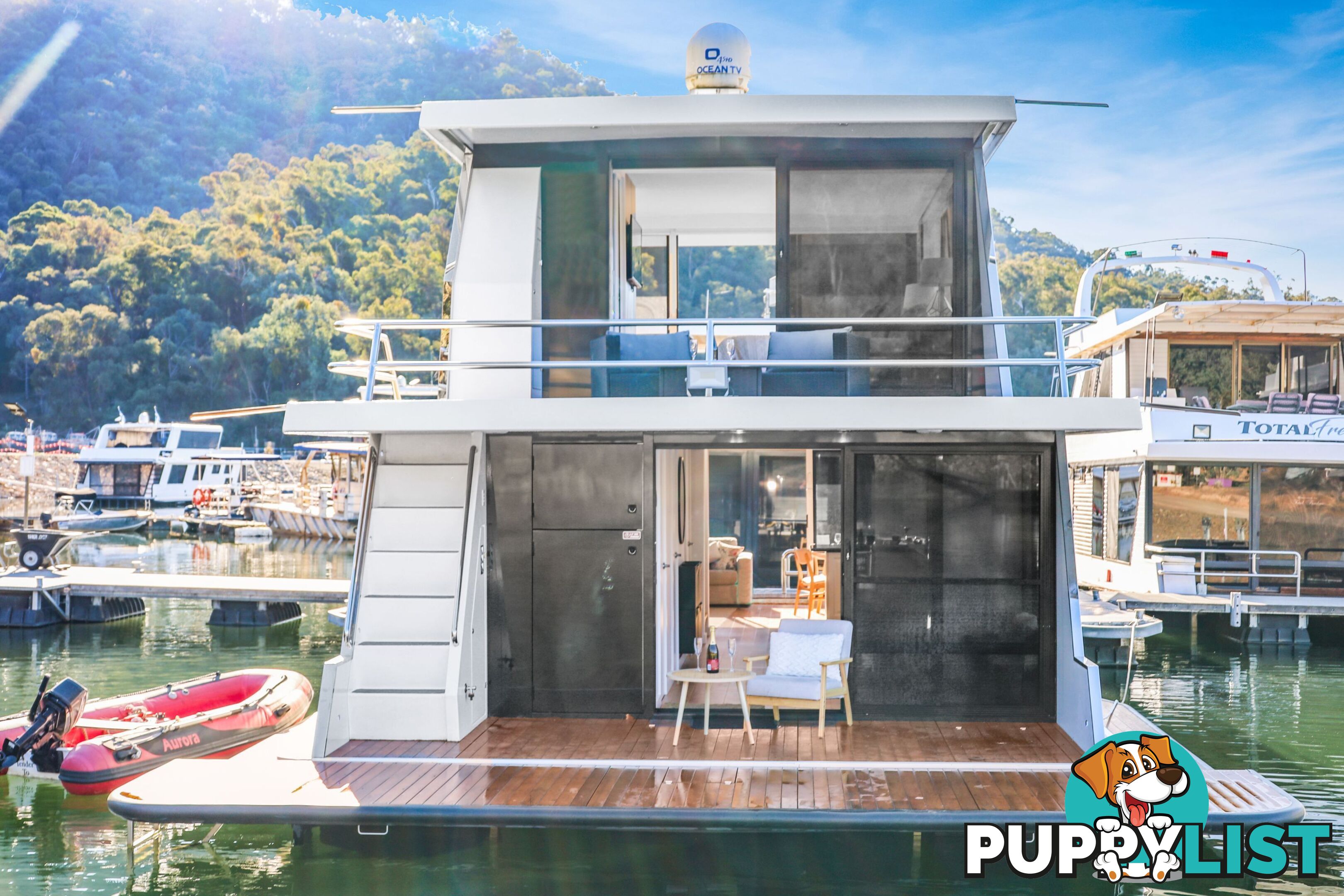 Top Gun Houseboat Holiday Home on Lake Eildon