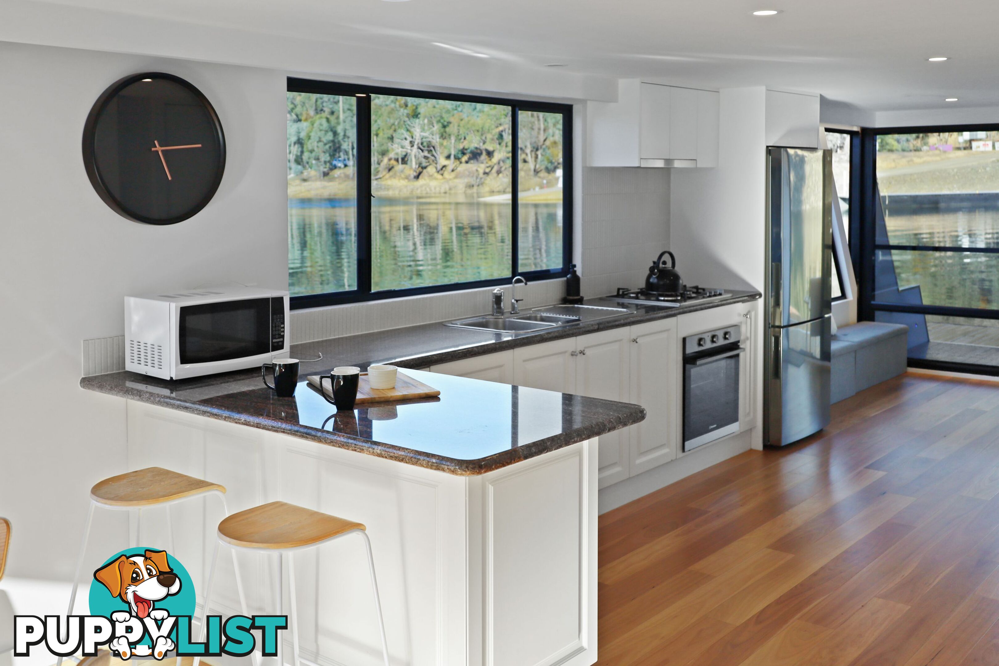 Top Gun Houseboat Holiday Home on Lake Eildon