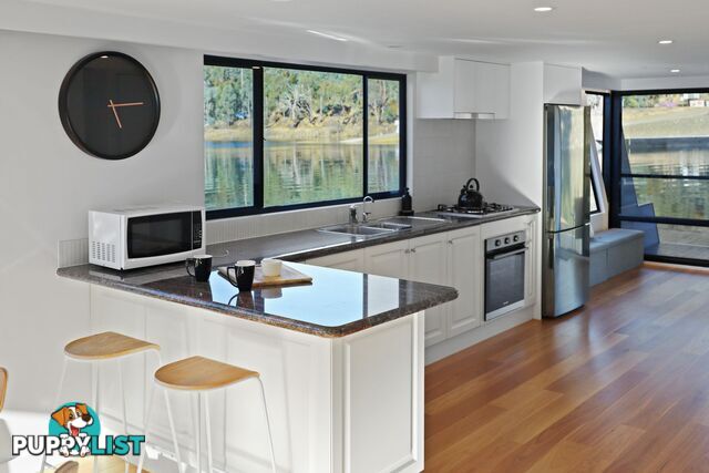 Top Gun Houseboat Holiday Home on Lake Eildon