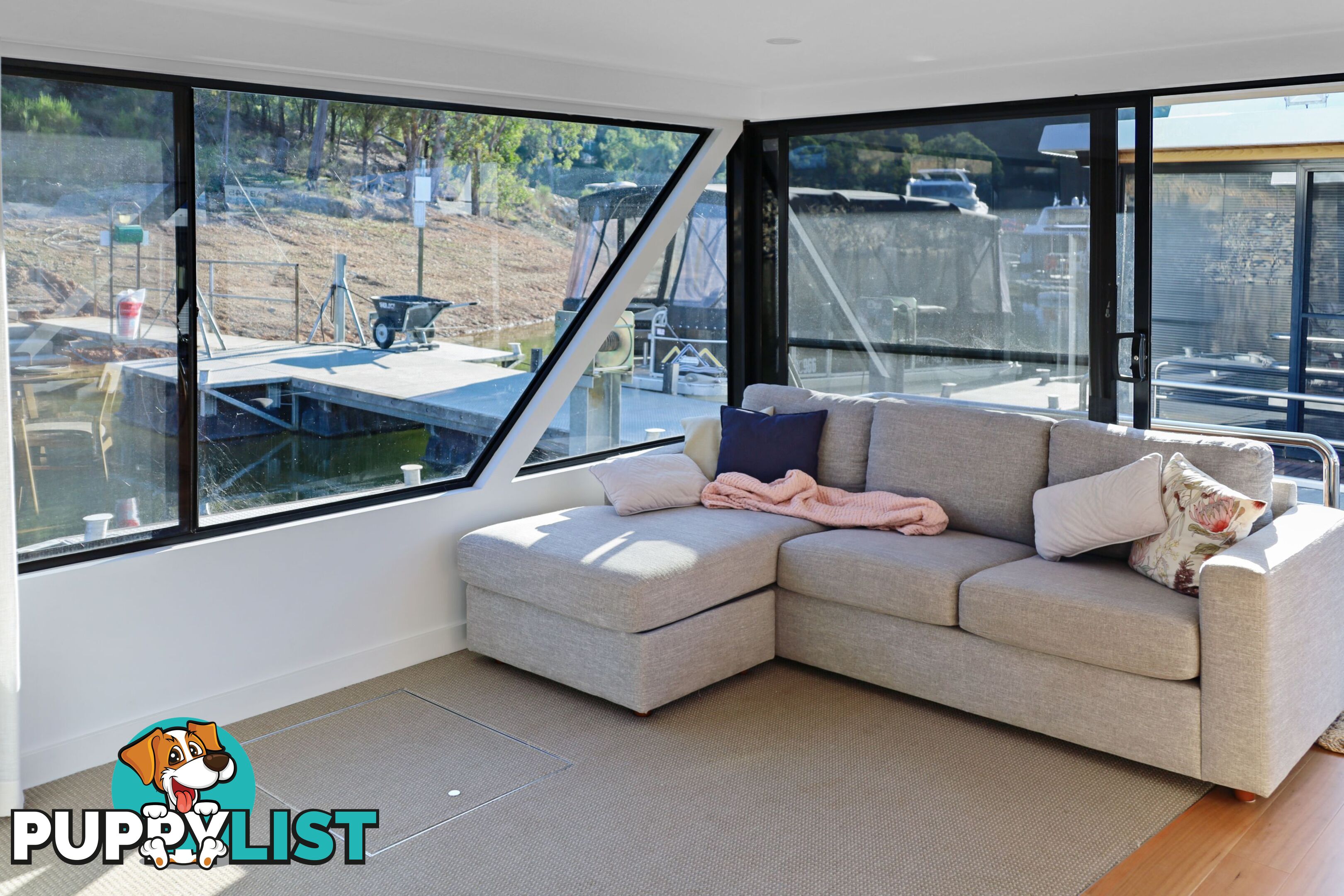 Top Gun Houseboat Holiday Home on Lake Eildon