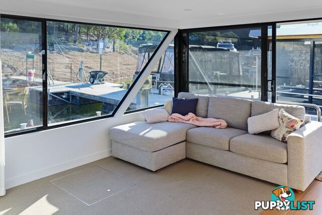 Top Gun Houseboat Holiday Home on Lake Eildon