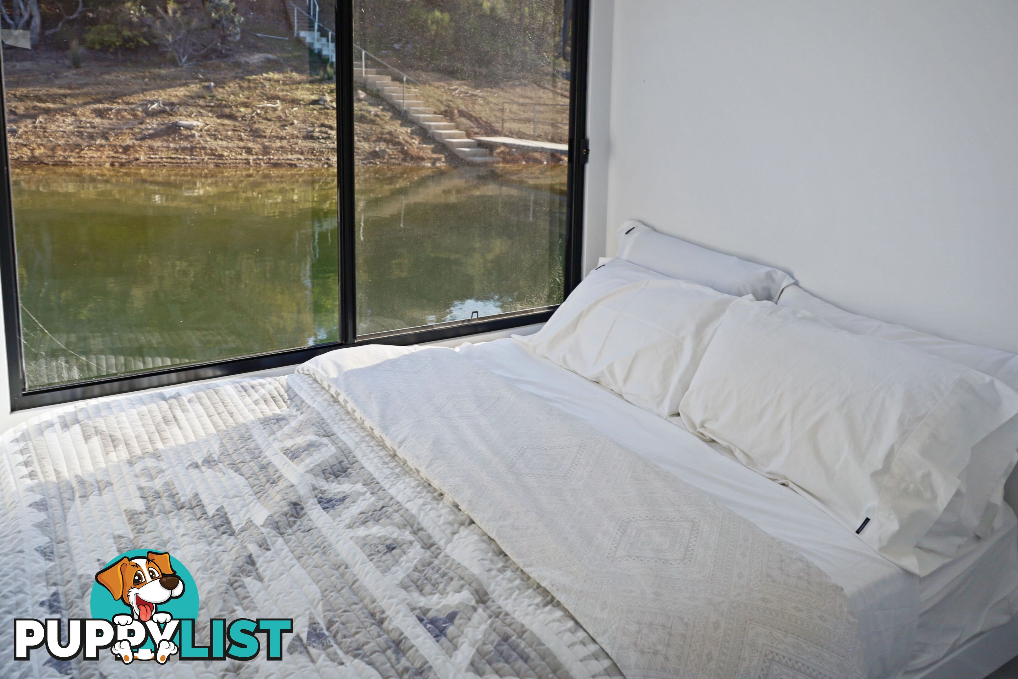 Top Gun Houseboat Holiday Home on Lake Eildon