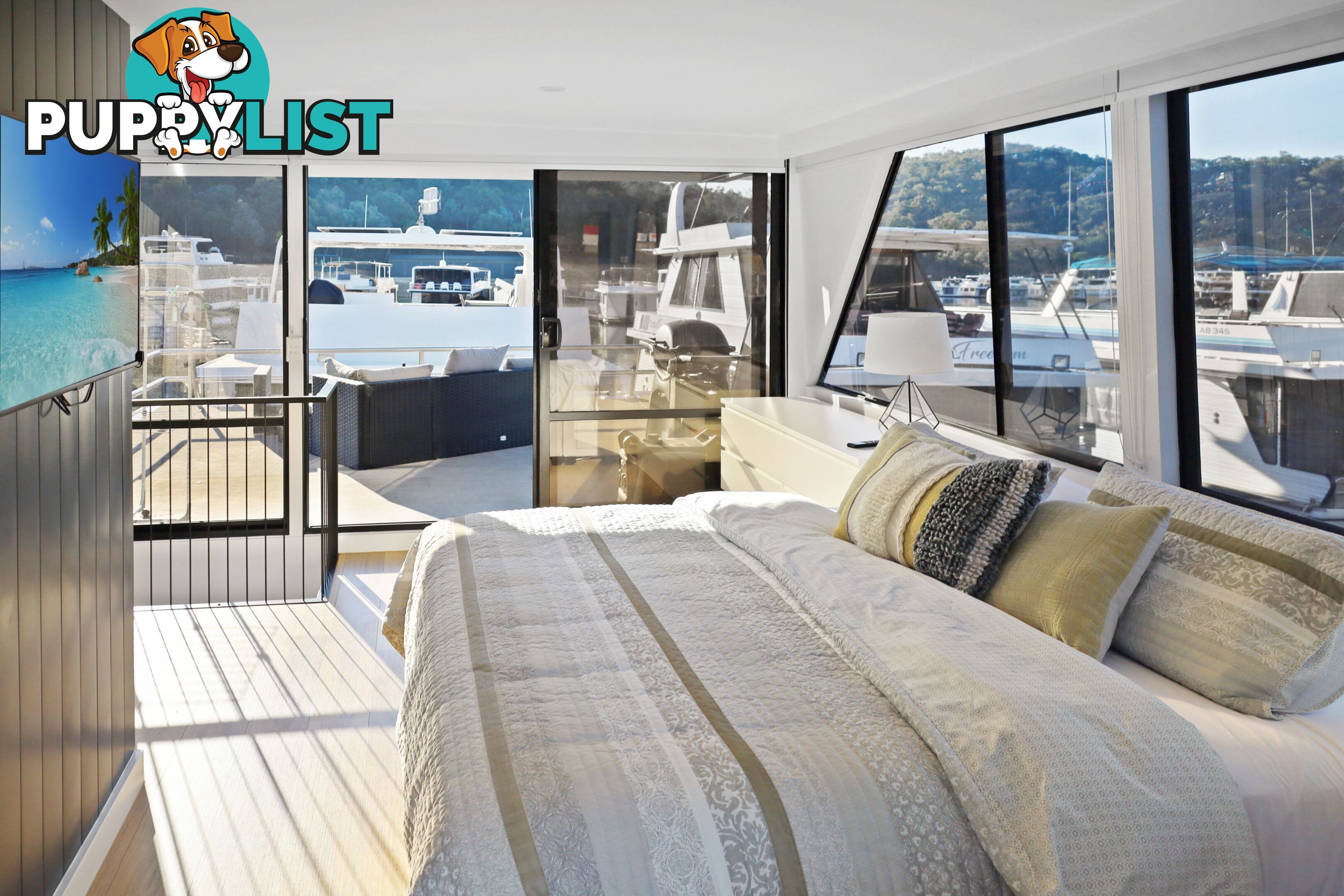 Top Gun Houseboat Holiday Home on Lake Eildon