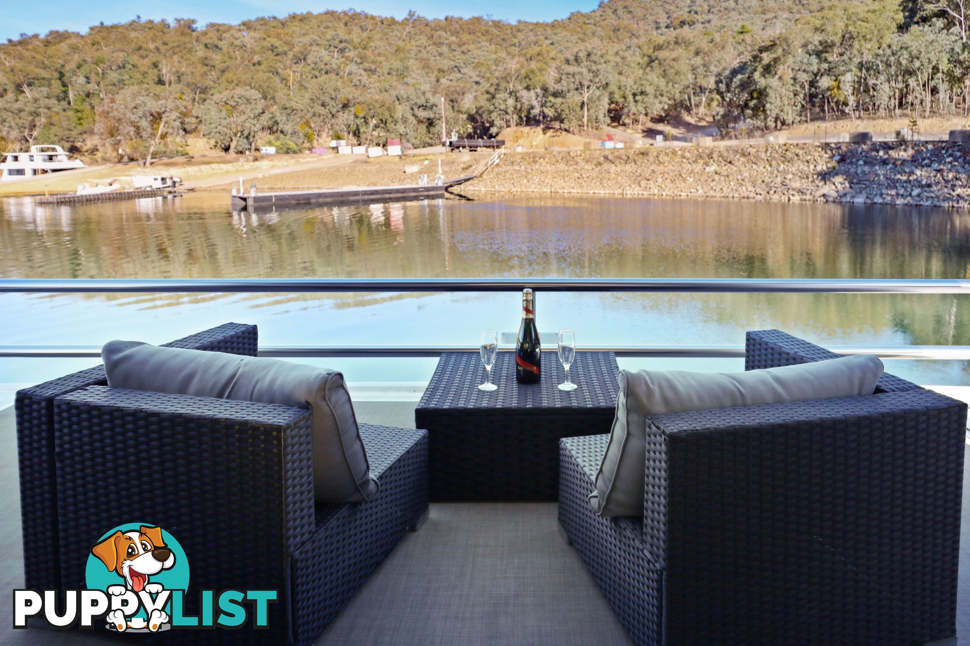 Top Gun Houseboat Holiday Home on Lake Eildon