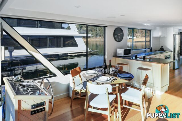 Top Gun Houseboat Holiday Home on Lake Eildon