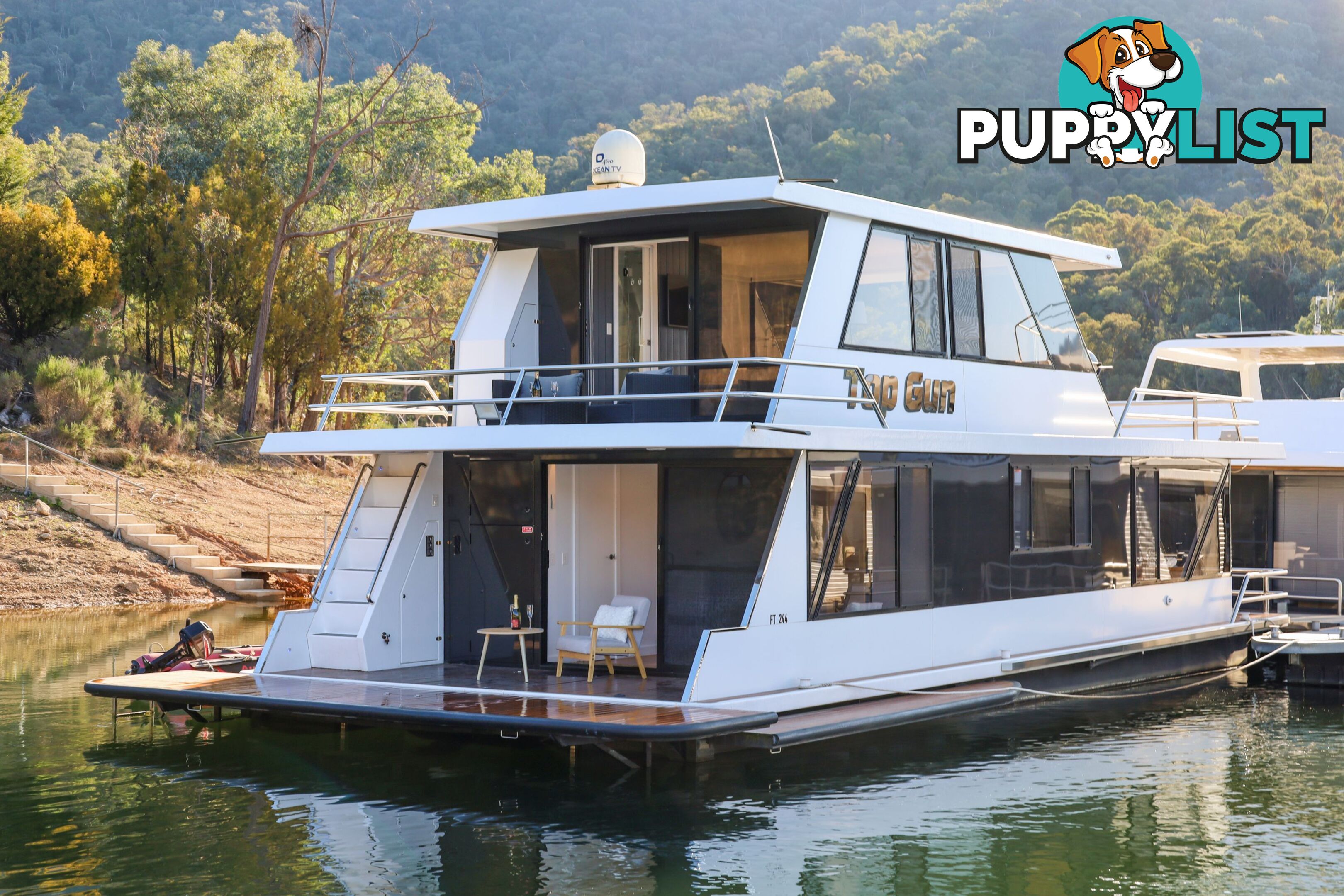 Top Gun Houseboat Holiday Home on Lake Eildon