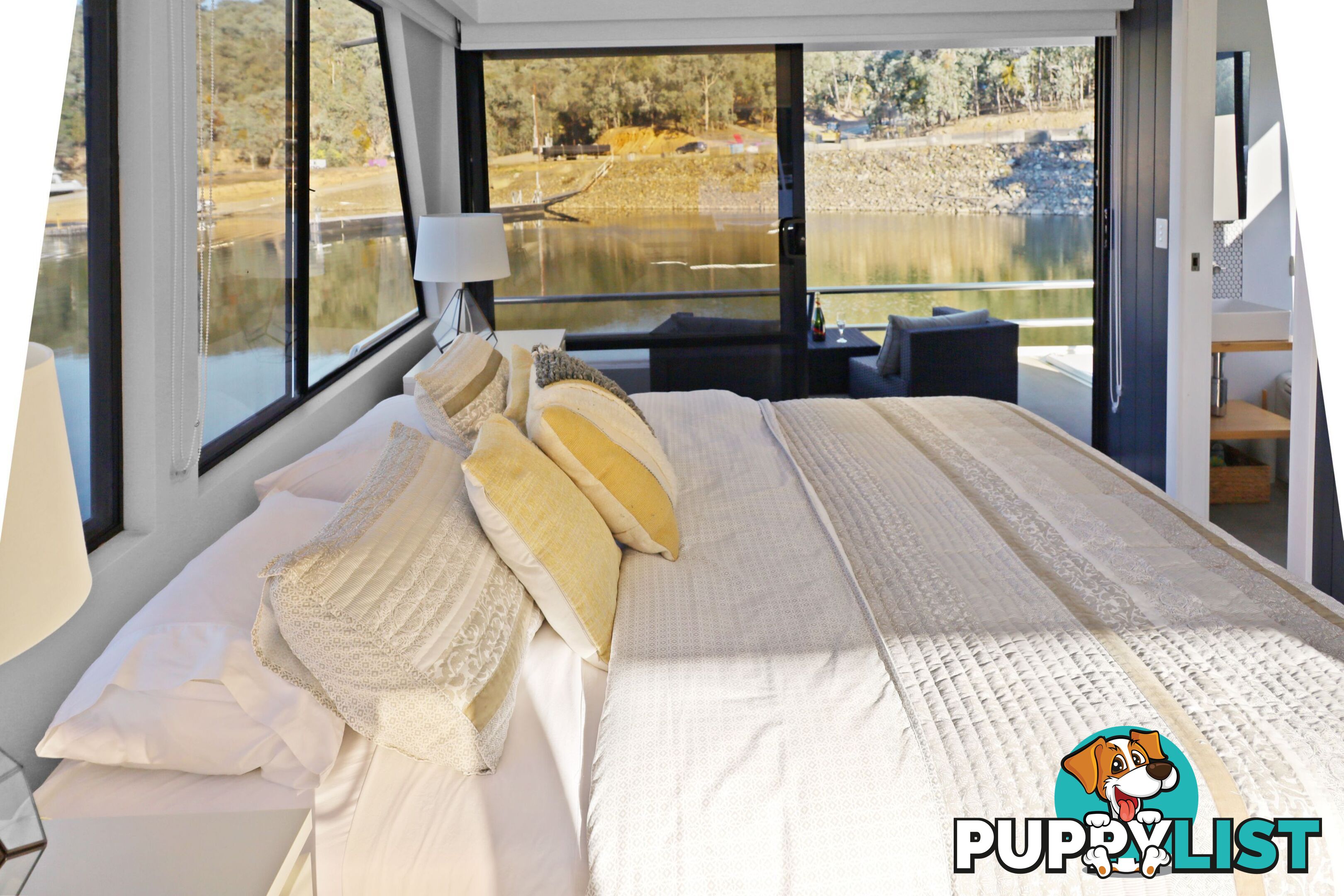 Top Gun Houseboat Holiday Home on Lake Eildon