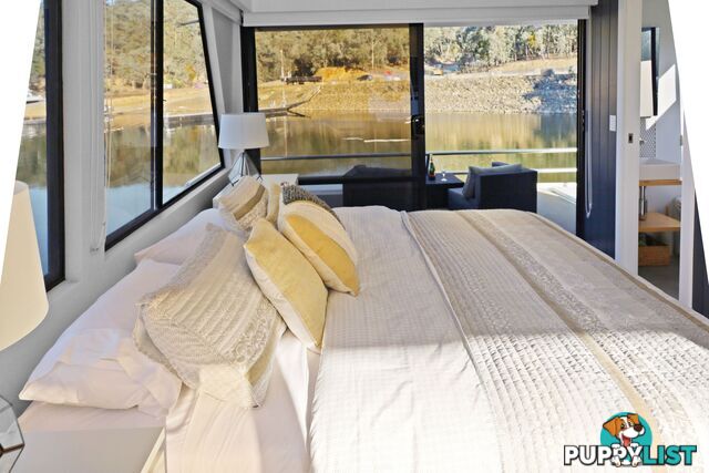 Top Gun Houseboat Holiday Home on Lake Eildon