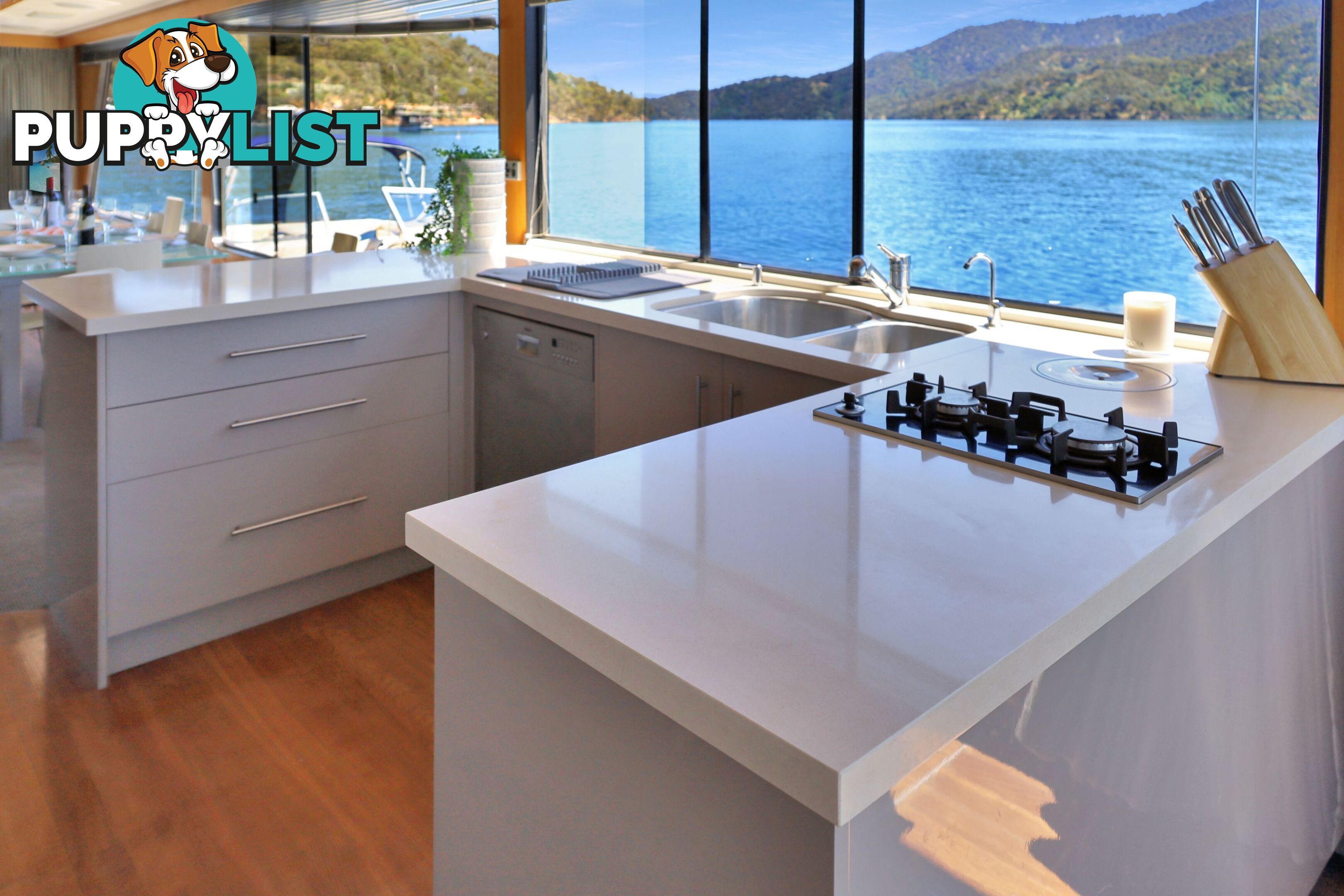 Suits Me Houseboat Holiday Home on Lake Eildon