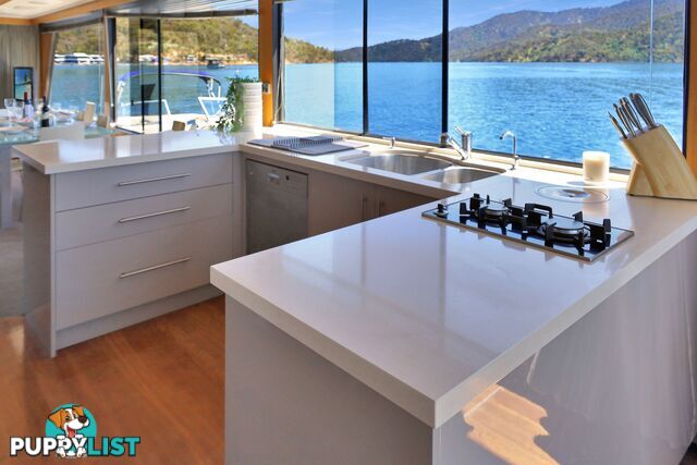 Suits Me Houseboat Holiday Home on Lake Eildon