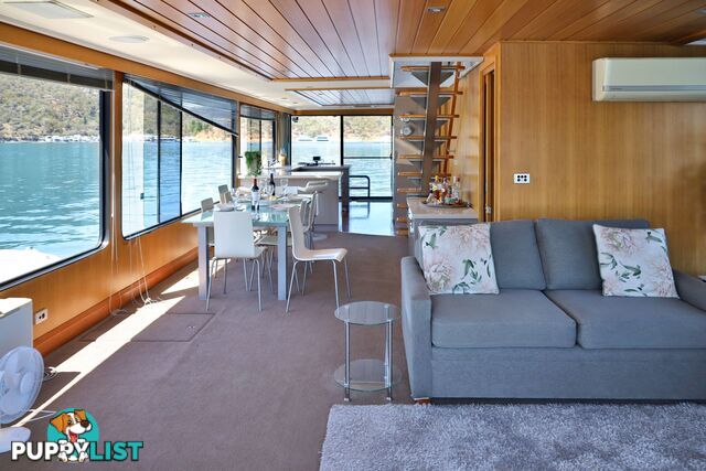 Suits Me Houseboat Holiday Home on Lake Eildon