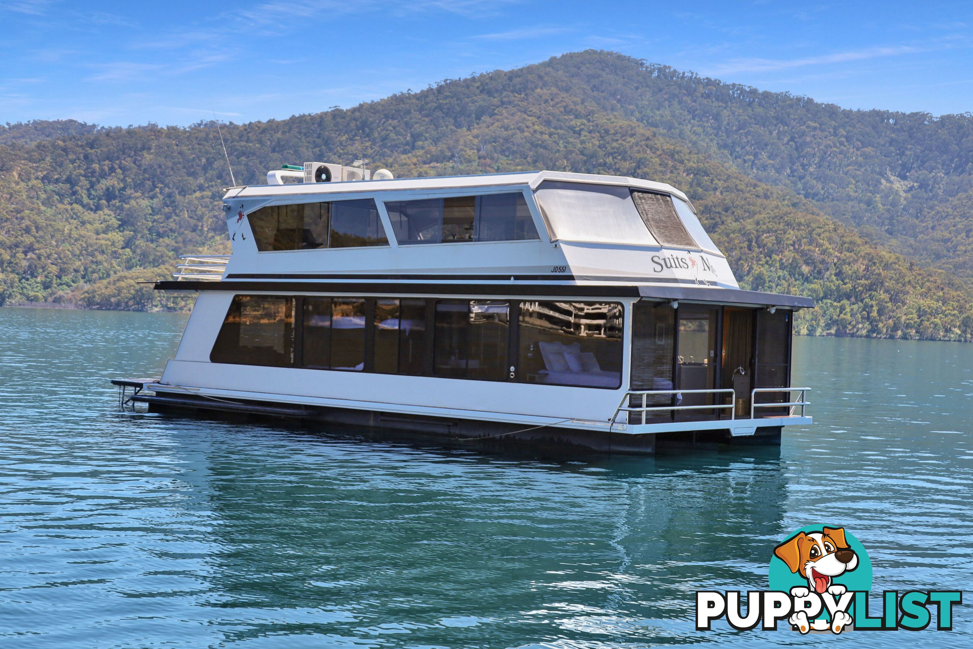 Suits Me Houseboat Holiday Home on Lake Eildon