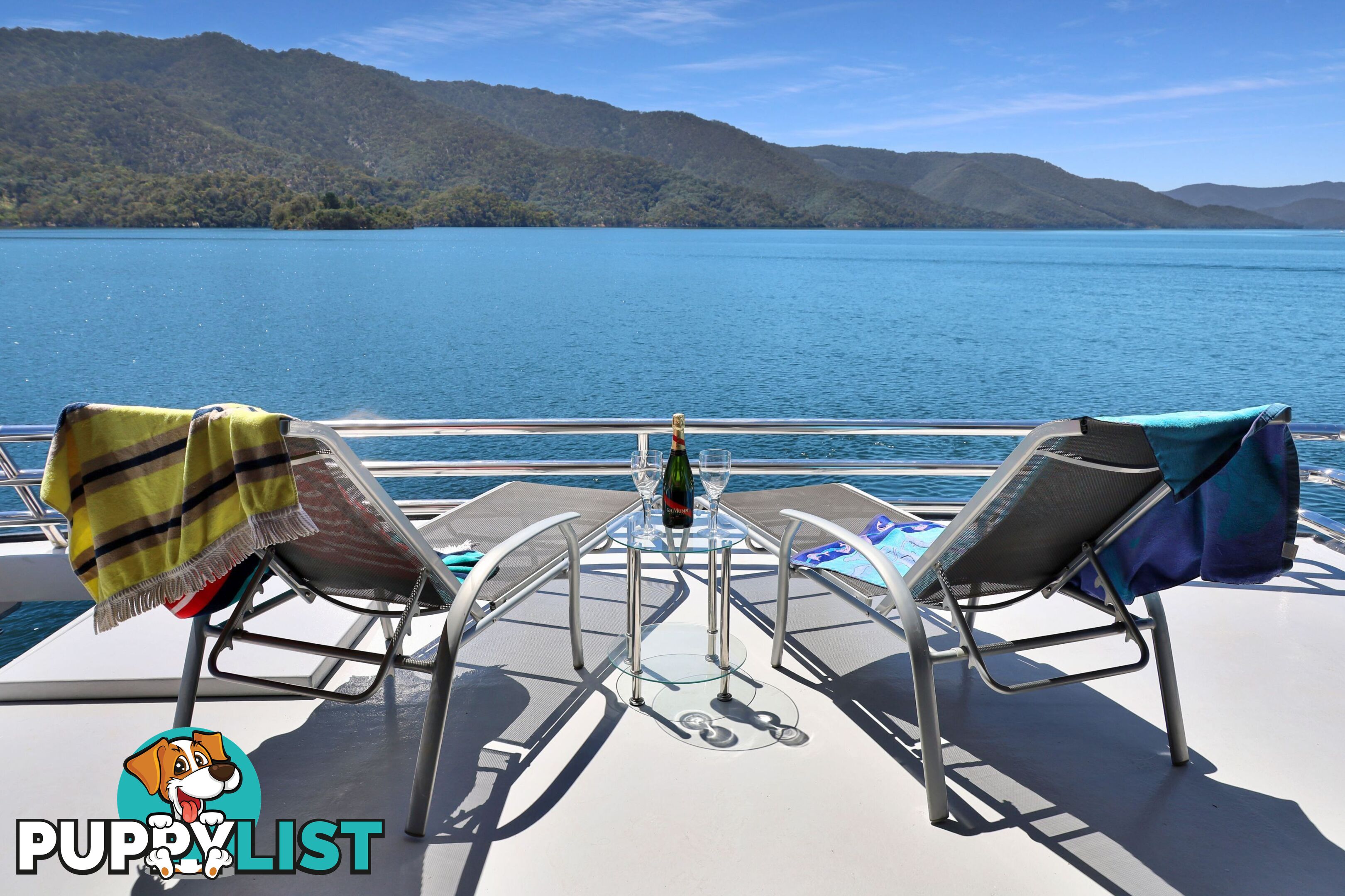 Suits Me Houseboat Holiday Home on Lake Eildon