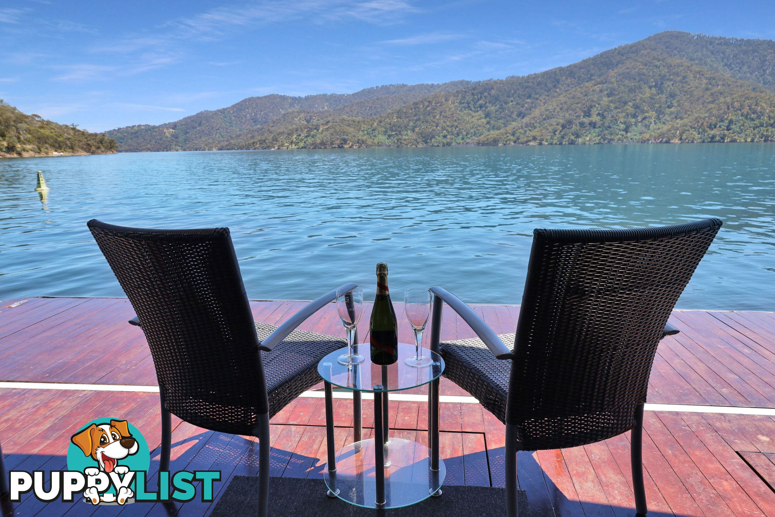 Suits Me Houseboat Holiday Home on Lake Eildon