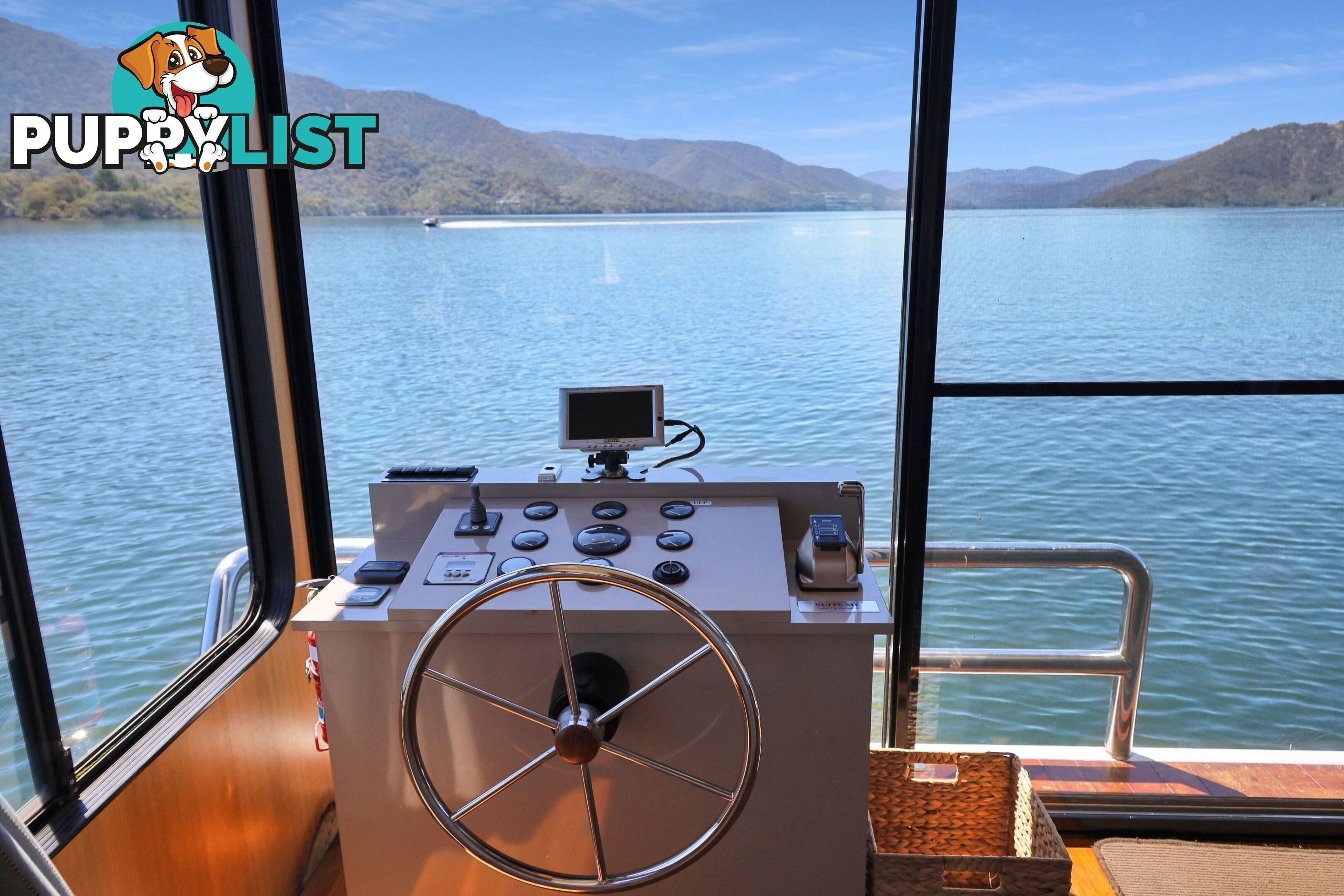 Suits Me Houseboat Holiday Home on Lake Eildon