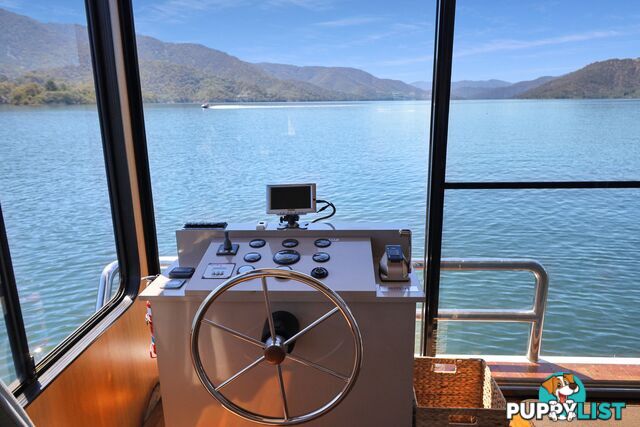 Suits Me Houseboat Holiday Home on Lake Eildon