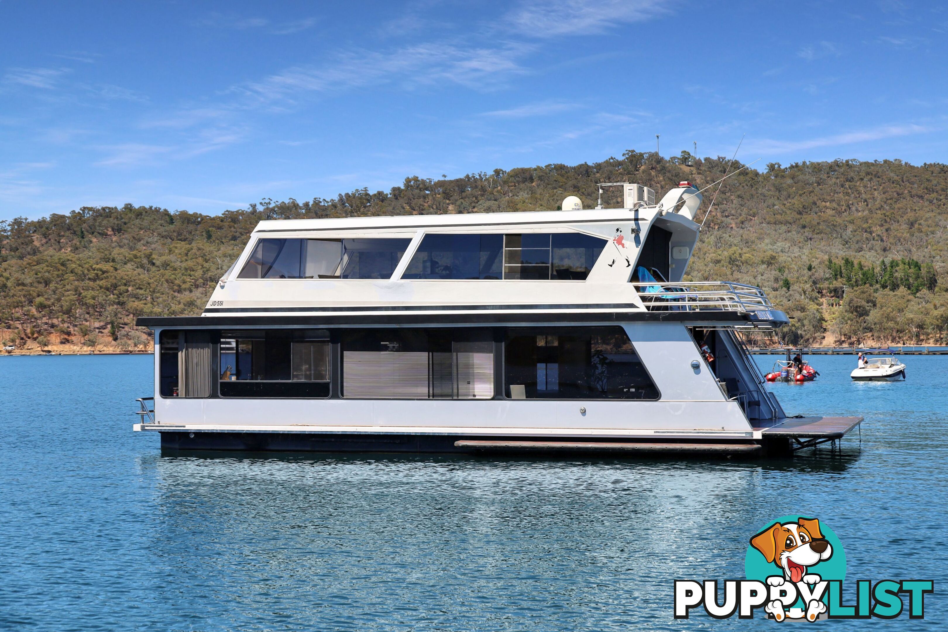 Suits Me Houseboat Holiday Home on Lake Eildon