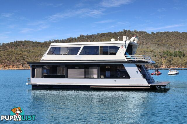 Suits Me Houseboat Holiday Home on Lake Eildon