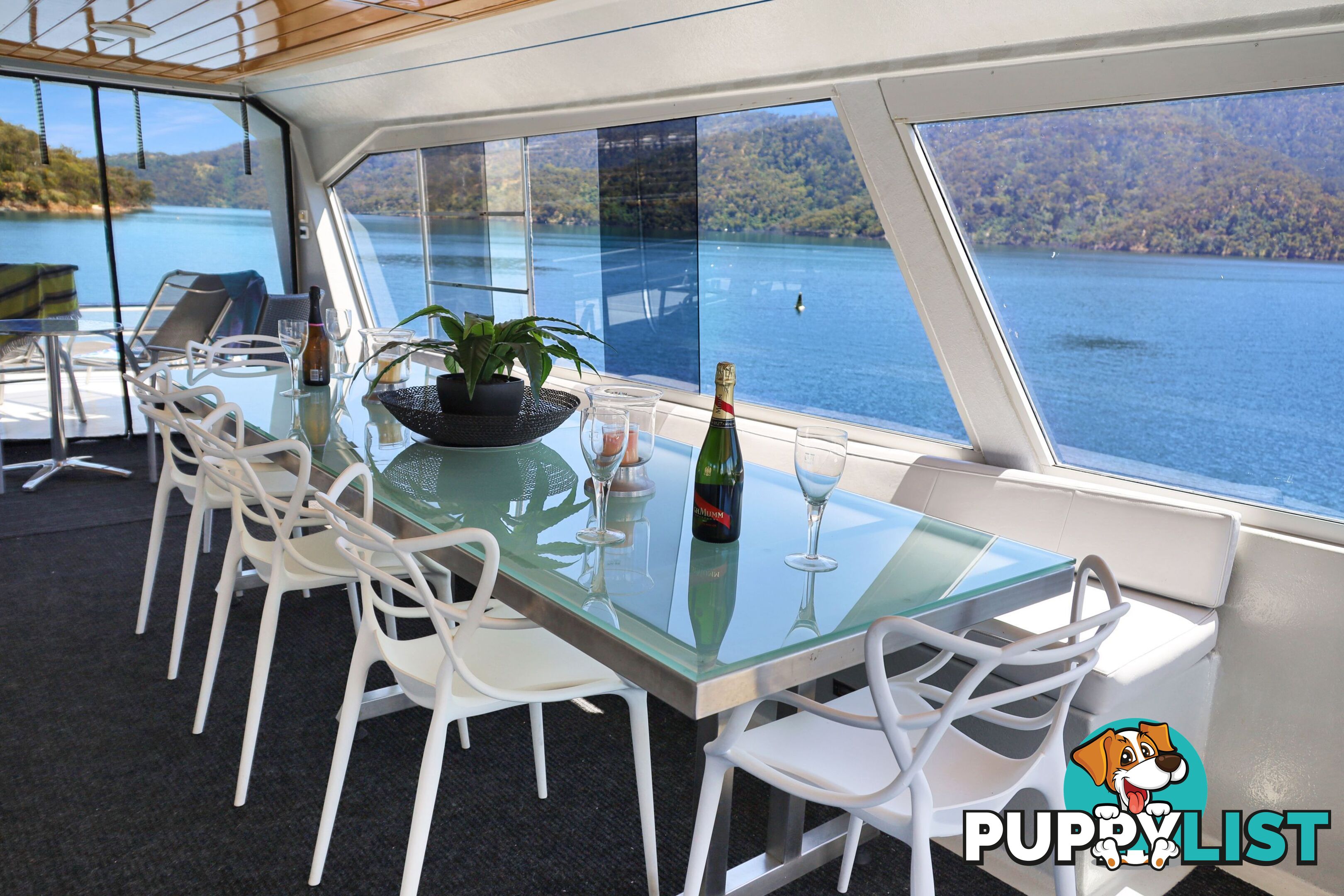 Suits Me Houseboat Holiday Home on Lake Eildon