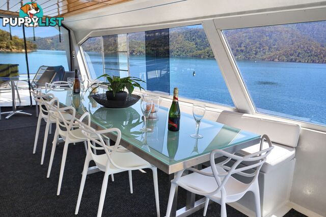 Suits Me Houseboat Holiday Home on Lake Eildon