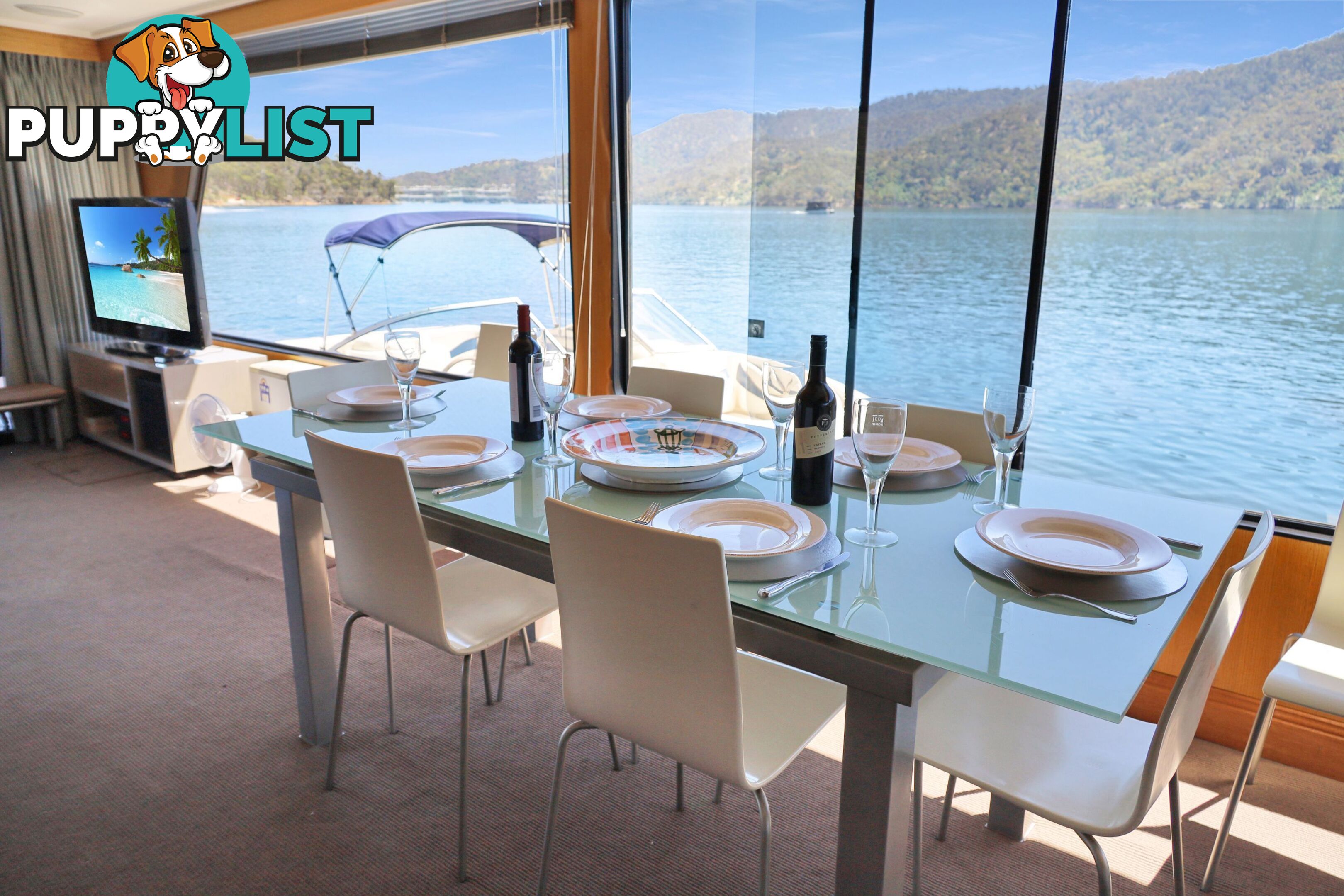 Suits Me Houseboat Holiday Home on Lake Eildon