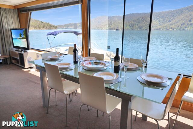 Suits Me Houseboat Holiday Home on Lake Eildon