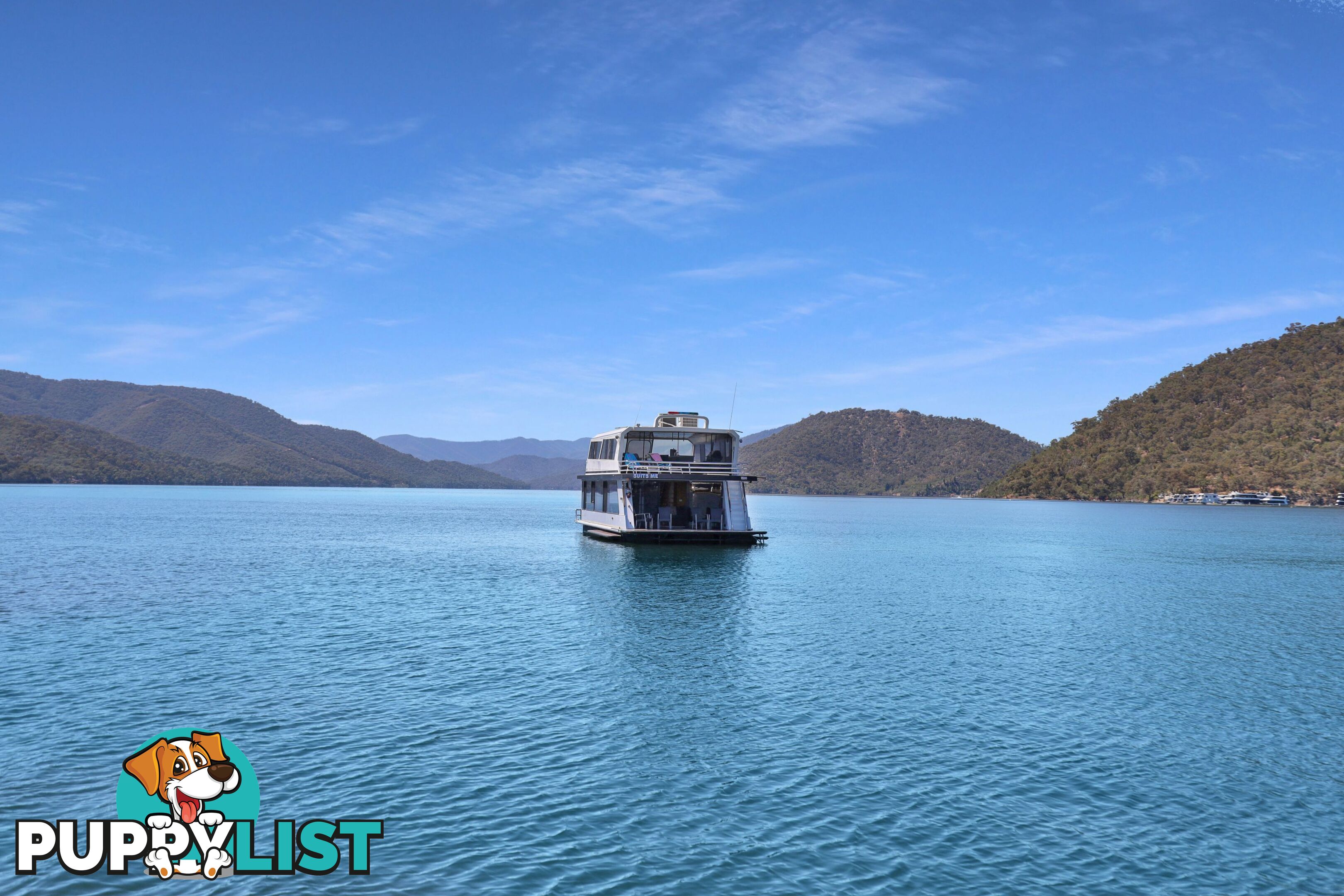 Suits Me Houseboat Holiday Home on Lake Eildon