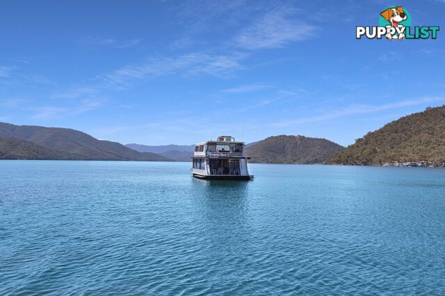 Suits Me Houseboat Holiday Home on Lake Eildon