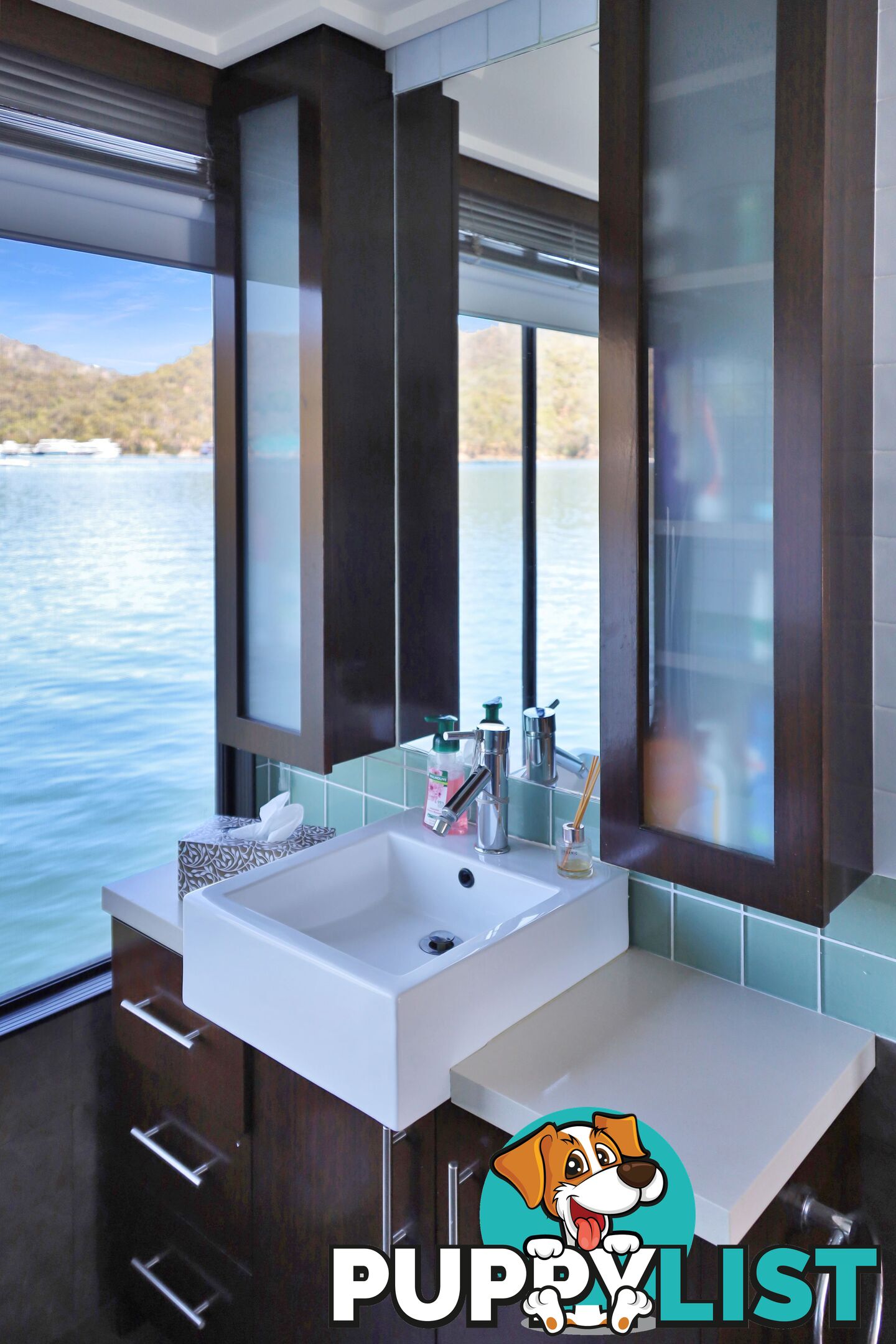 Suits Me Houseboat Holiday Home on Lake Eildon