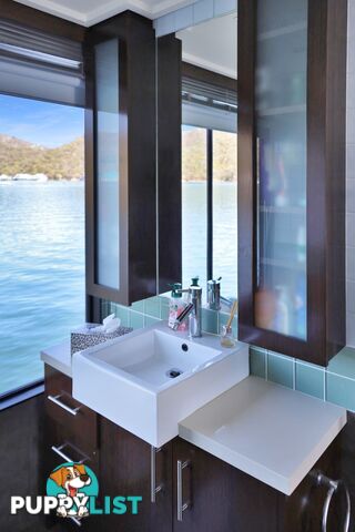 Suits Me Houseboat Holiday Home on Lake Eildon