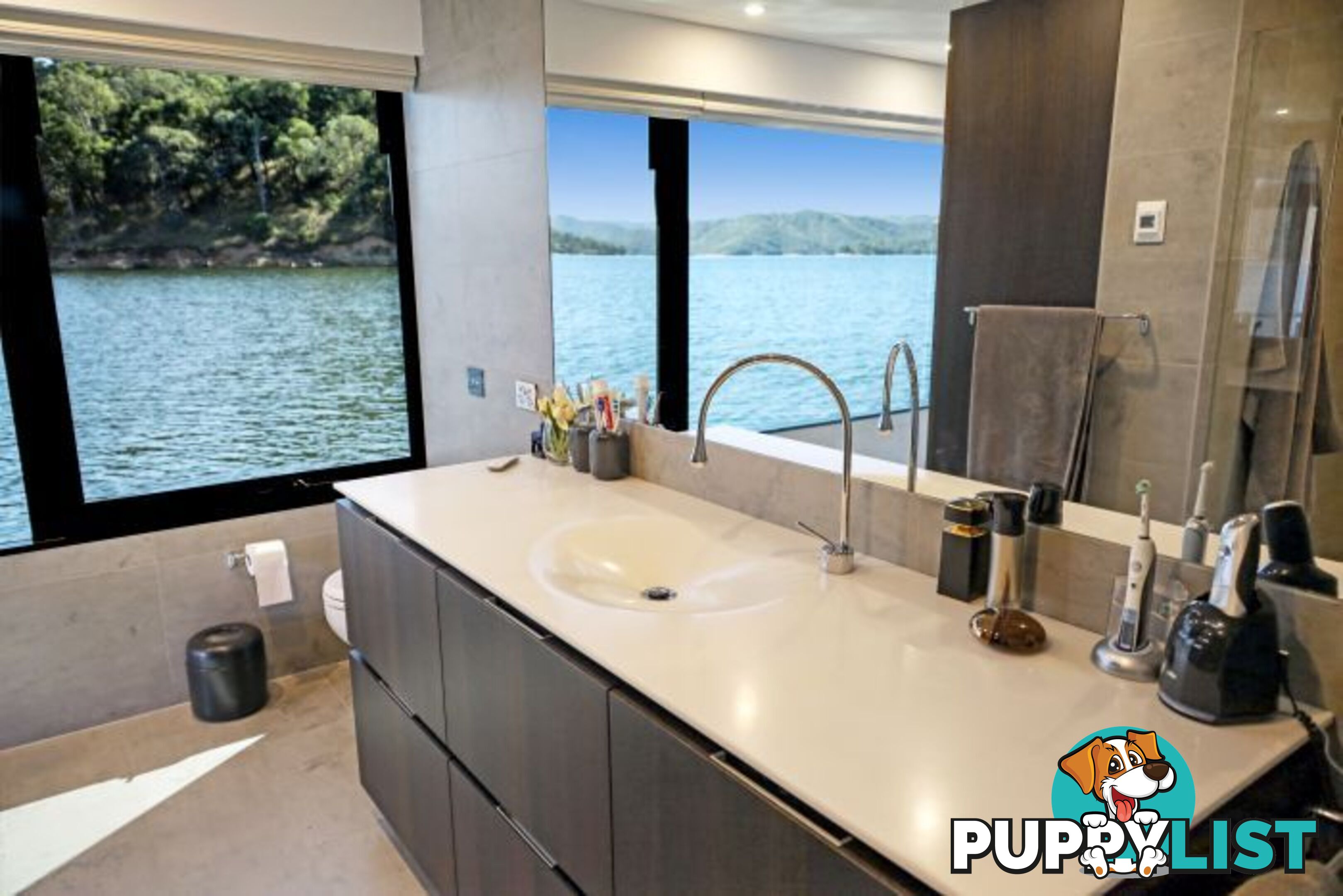 SAFFIRE Houseboat Holiday Home on Lake Eildon