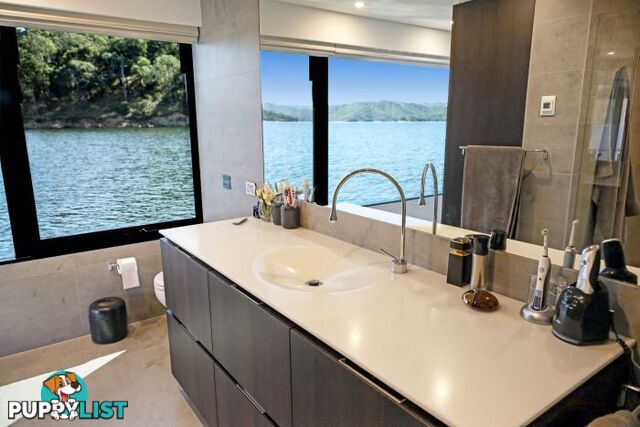 SAFFIRE Houseboat Holiday Home on Lake Eildon