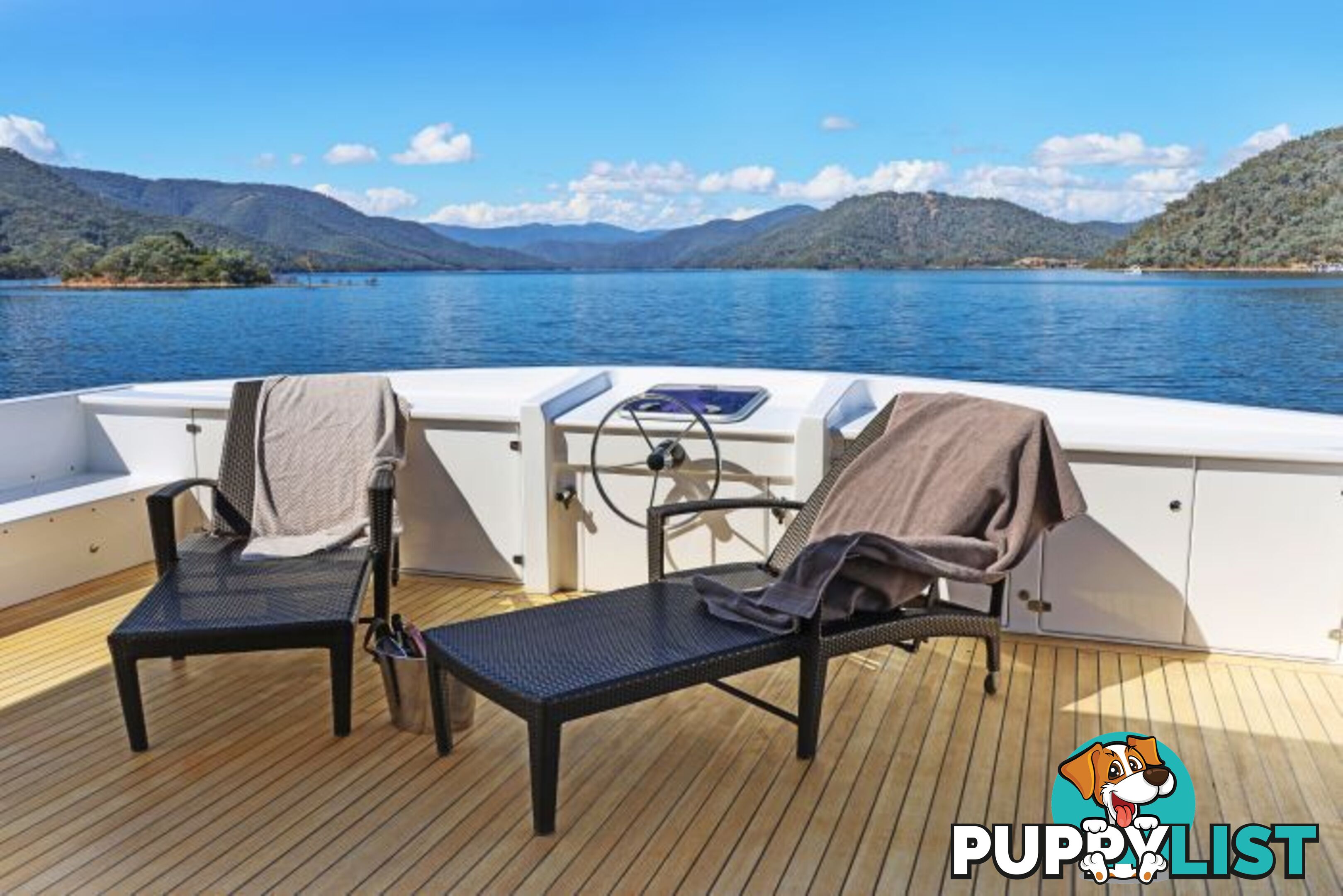 SAFFIRE Houseboat Holiday Home on Lake Eildon