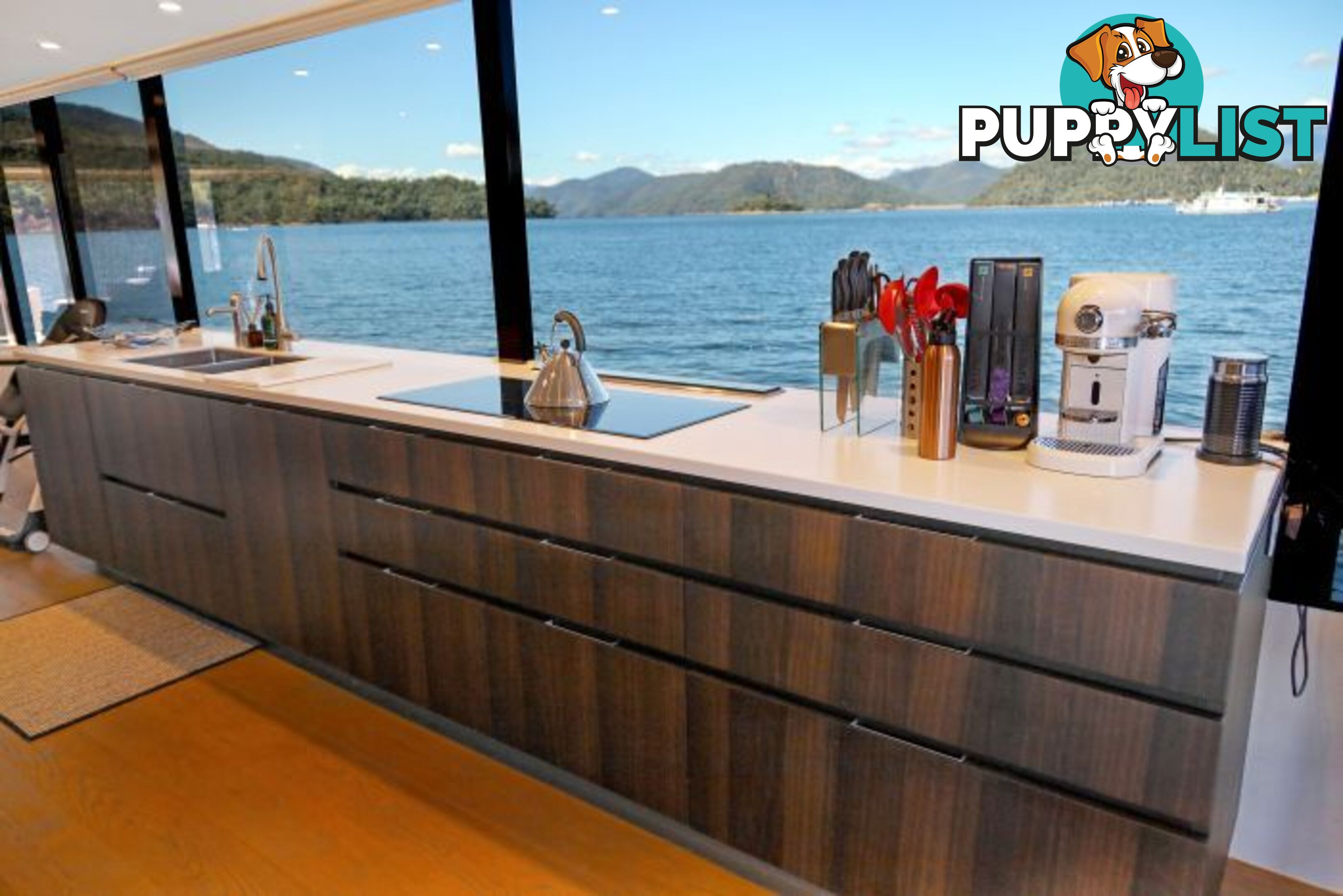 SAFFIRE Houseboat Holiday Home on Lake Eildon