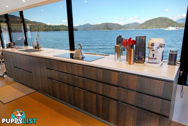 SAFFIRE Houseboat Holiday Home on Lake Eildon