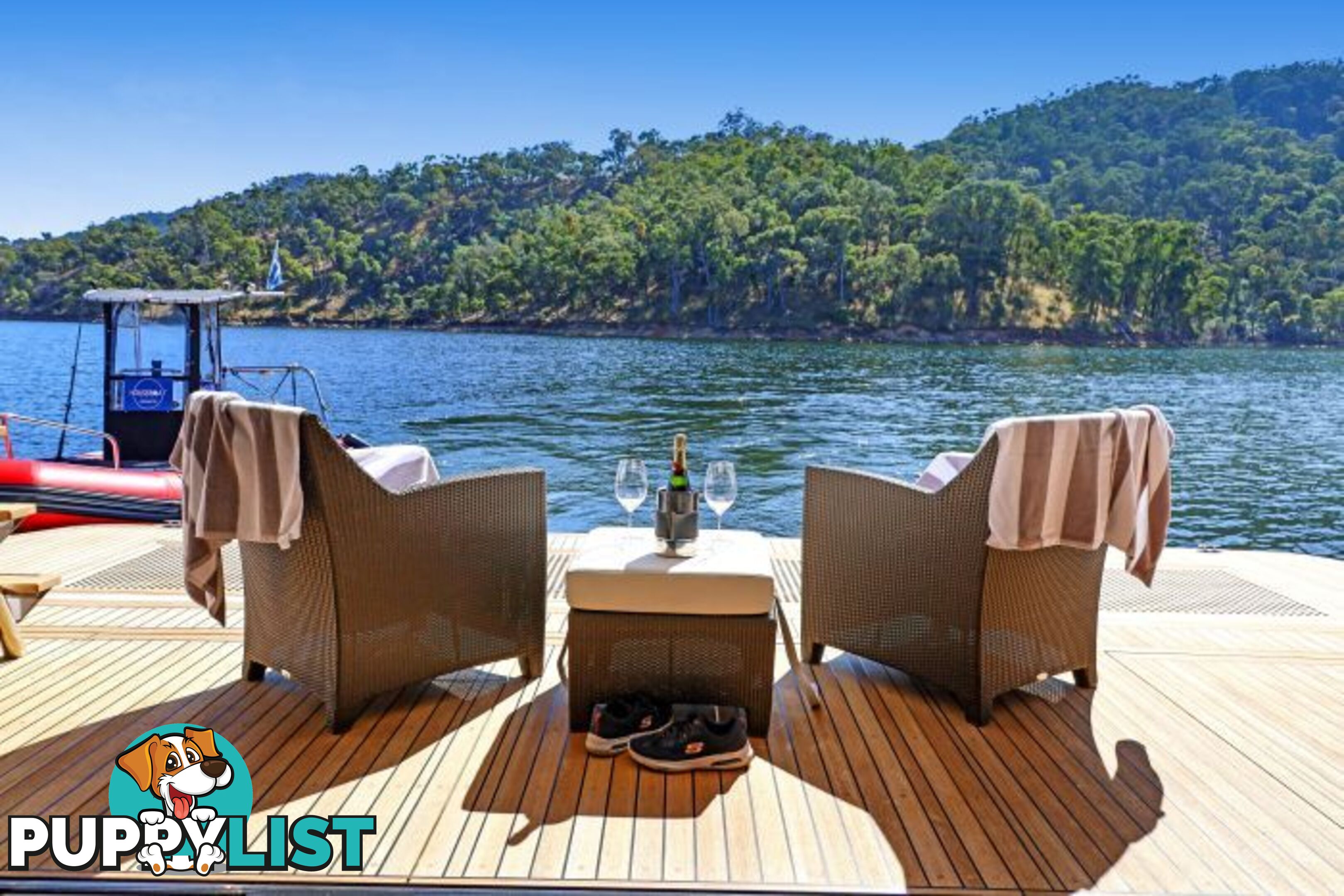 SAFFIRE Houseboat Holiday Home on Lake Eildon