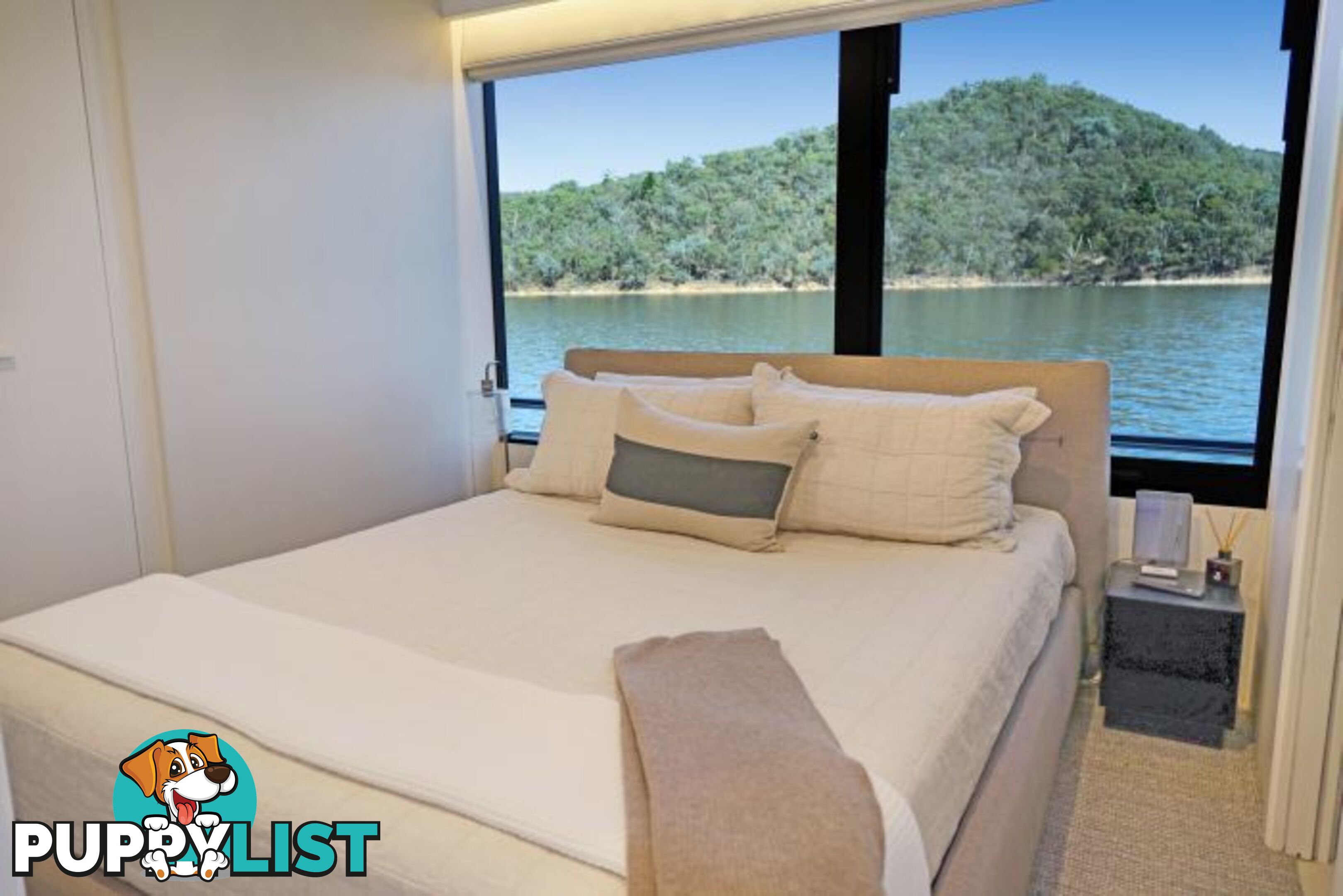 SAFFIRE Houseboat Holiday Home on Lake Eildon