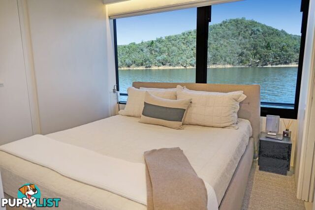 SAFFIRE Houseboat Holiday Home on Lake Eildon