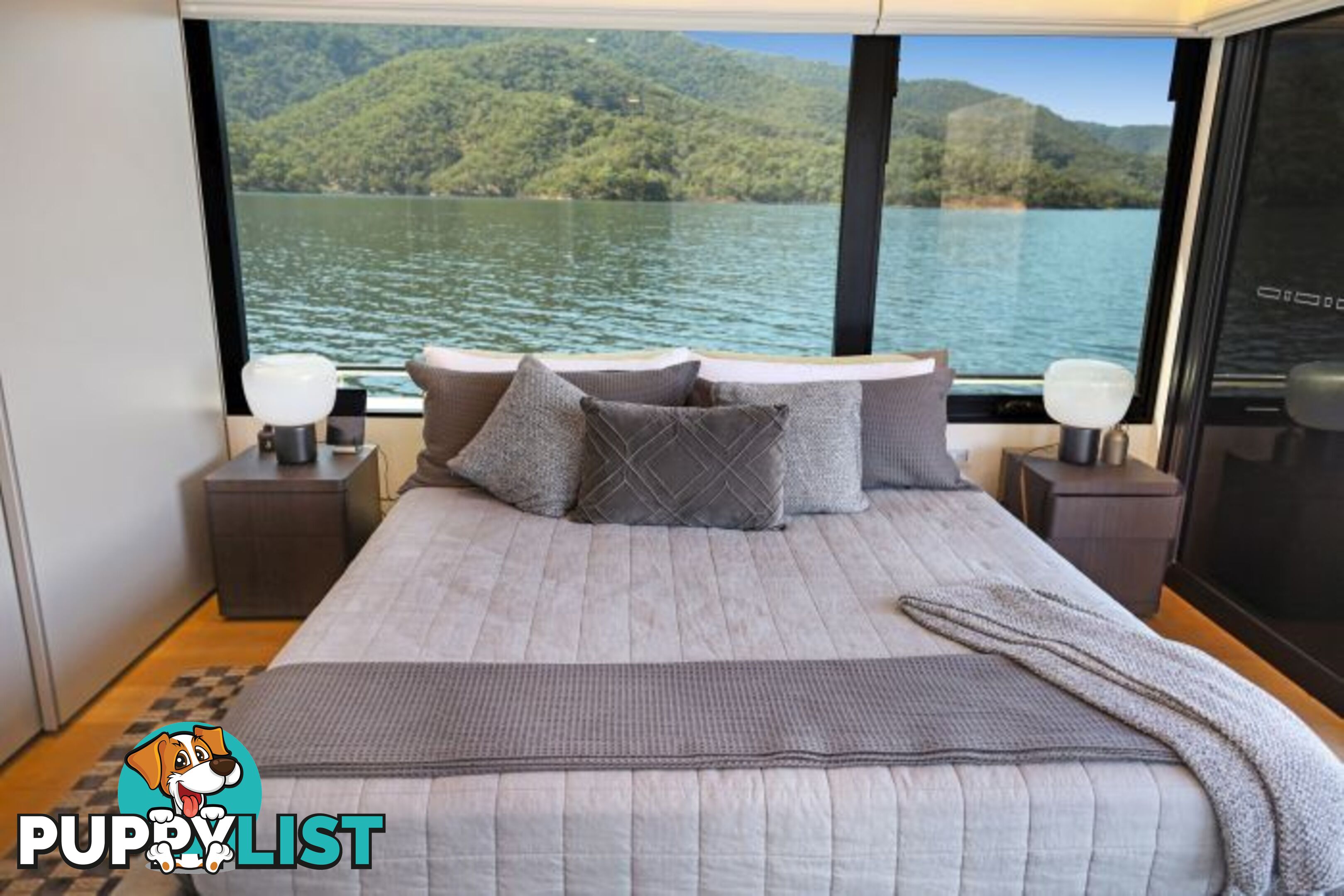 SAFFIRE Houseboat Holiday Home on Lake Eildon